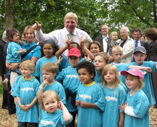 Volker Bouffier mit Kindern aus der Wirbelkiste
