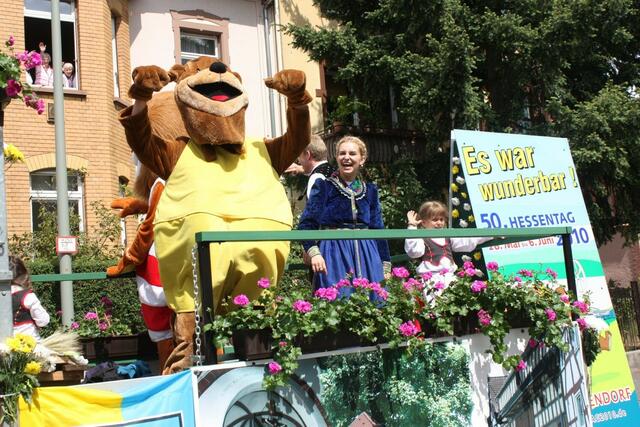 Low ride auf oberhessisch: Der Stadtallendorfer Motivwagen wird durch Muskelkraft zum Schaukeln gebracht. Diese innovative Technik ist klimaneutral und daher auf dem Hessentag in Oberursel besonders gern gesehen (Foto: Leif-Erik Zaschke) | Foto: Leif-Erik Zaschke