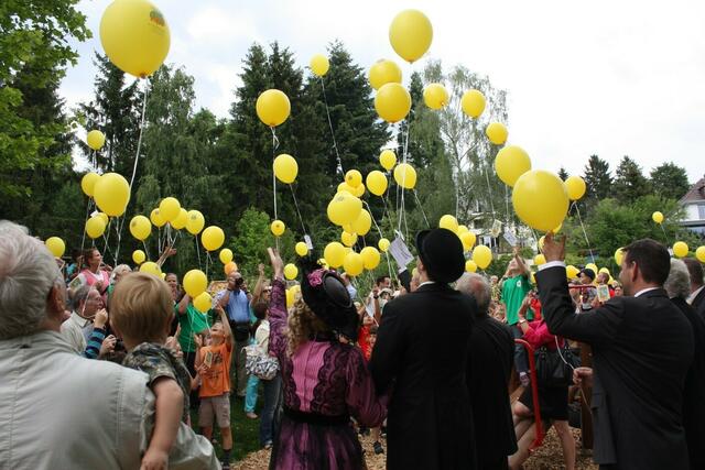 Die Ballons werden in die Freiheit entlassen.