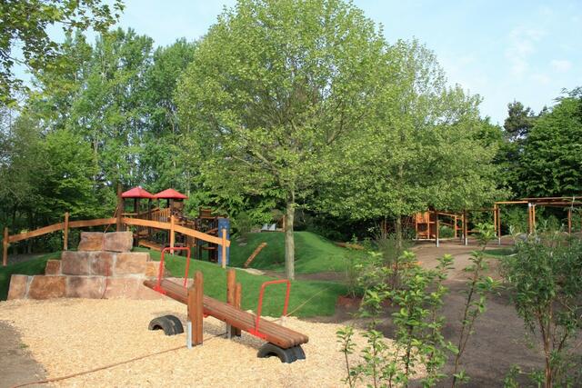 Noch unfertiger Spielplatz am 7.5.2011