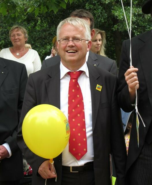 Mit einem Luftballon in der Hand freut sich Bürgermeister Hans-Georg Brum wie ein kleiner Junge.