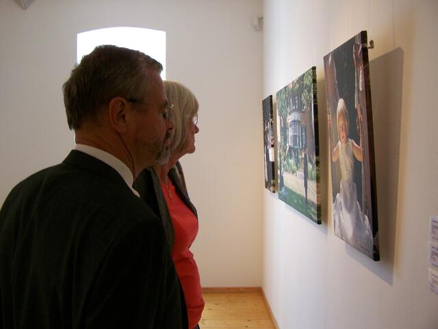 Besucher während der Vernissage.