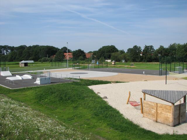 Skater-Anlage,Fußballplätze und Volleyball-Feld im Interkulturellen Erlebnispark Kaltenweide (©Katja Woidtke)
