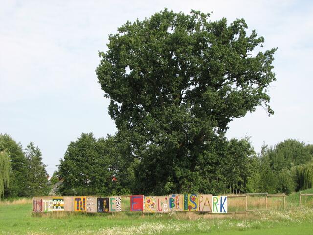 Kreative Hinweisschilder zum Interkulturellen Erlebnispark (©Katja Woidtke)