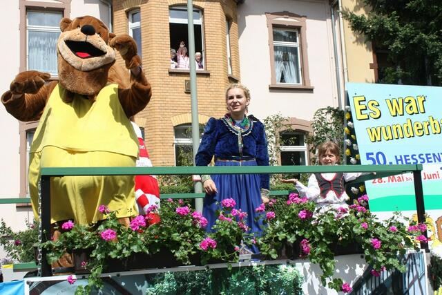 Low ride auf oberhessisch: Der Stadtallendorfer Motivwagen wird durch Muskelkraft zum Schaukeln gebracht. Diese innovative Technik ist klimaneutral und daher auf dem Hessentag in Oberursel besonders gern gesehen (Foto: Leif-Erik Zaschke) | Foto: Leif-Erik Zaschke