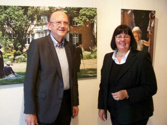 Dieter Hüsemann, Bürgermeister der Stadt Bad Rehburg-Loccum und Künstlerin Susanne Schumacher vor ihren großformatigen Fotografien auf Leinwand aus der Serie "Die Romantik lebt".