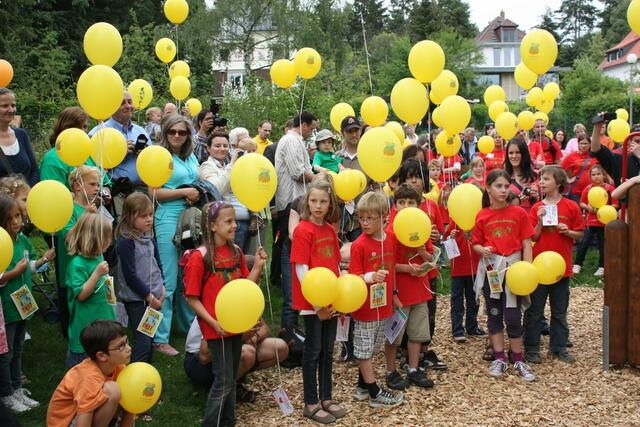 Die Kinder warten auf den Ballonstart.