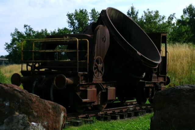Glühende Schlacken wurden mit diesem Schlackenpfannenwagen von den Hochöfen zu ihren "Betten" transportiert ...
