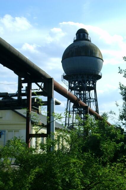... in Richtung Kugelwasserturm,