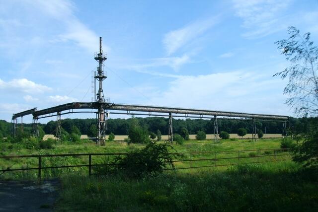 Vorbei an alten Leitungen und Rohren ...
