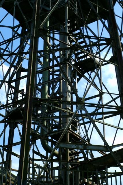 der getragen von einem Geflecht aus Stahl das Gelände überragt.