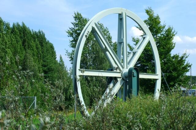 Diese Förderseil-Umlenkscheibe sorgte über dem Schacht Emilie für den Transport von täglich über 1500 Tonnen Erz aus einer Tiefe von bis zu 240 Metern.