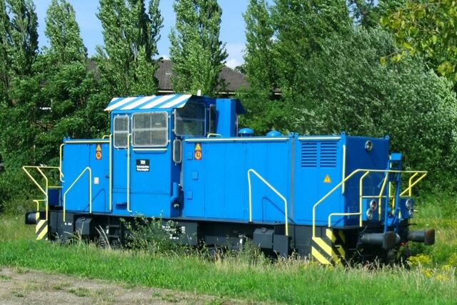 Mit einer alten Diesellok "fahren" wir ein ...