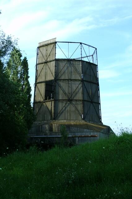 Einer der bis zu 12 aktiven Kühltürme ist noch ganz gut erhalten - es gab Zeiten, da waren ca. 17000 m³ Kühlwasser im "Umlauf" ...