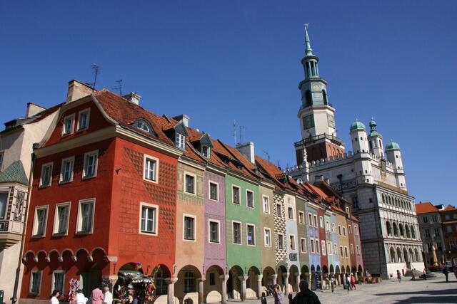 Posen, bunte Reihe mit Rathaus