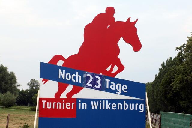 Der "Rote Reiter", wie er auch in diesem Jahr für das Wilkenburger Reitturnier werben sollte.