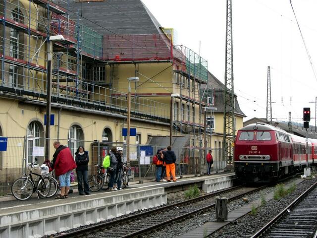 Der Sonderzug mit Lok 219 387-9 fährt in Marburg ein.