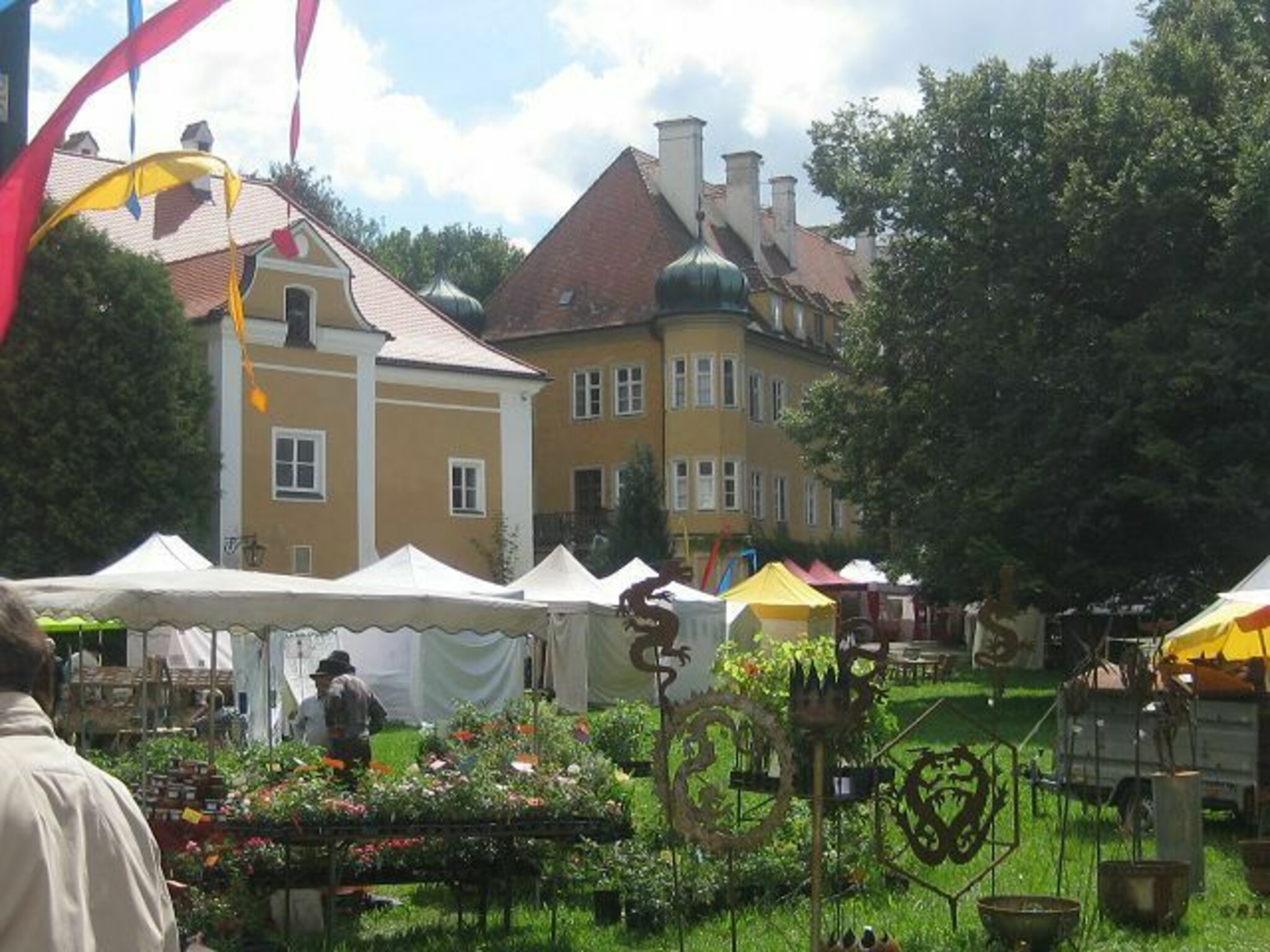 rosen-und-m-rchenzauber-in-schloss-blumenthal-aichach-rain