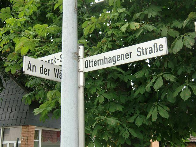 Auf der Ottenhagener Straße sind um 1899 mein Vater mit seinen Eltern und Geschwister herumgefahren, mit Pferdekutschen, Fahrrädern u.s.w.