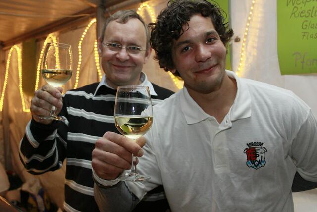 Werner Reitenauer (links) und Uli Kempter boten in der Weinbar Prosecco und Wein an