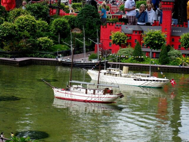 Die Boote sind auch von Legosteinen gebaut