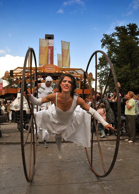 Mit Walk-Acts und Akrobatik startete das Maschseefest.