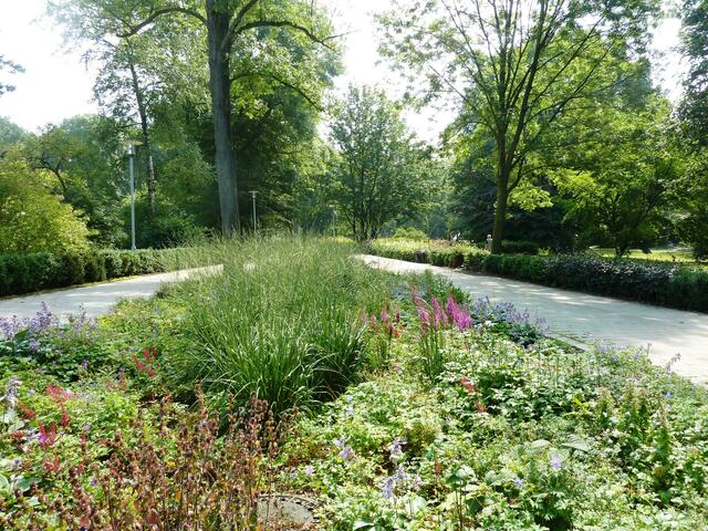 Am Parkeingang an den Elisabeth-Arkaden wird man von bunten gepflegten Blumenbeeten empfangen.
