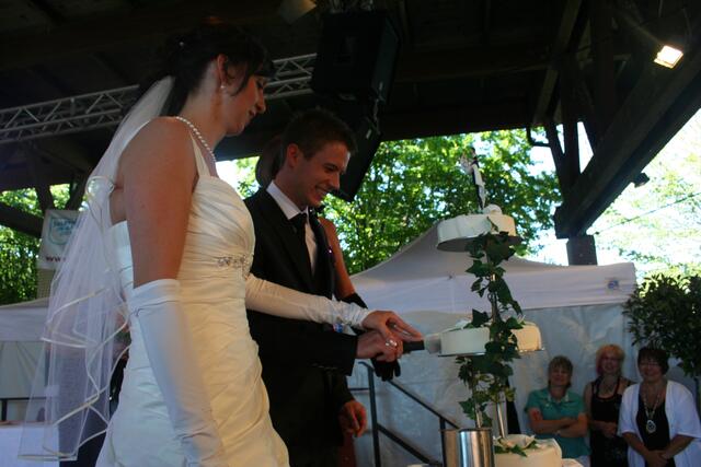 Denise und Tobias schneiden ihre Hochzeitstorte auf der Bühne an - vor ganz, ganz vielen Zuschauern...