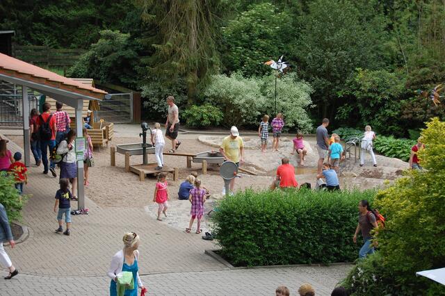...munteres Treiben auf dem Wasserspielplatz...