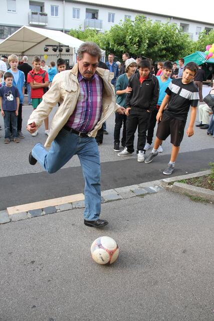 Werner Grimm beim Torwandschießen