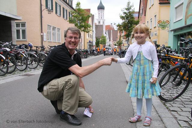 Zwischen hunderten von Fahrrädern gratulierte der Bayerische Rundfunk der sechsjährigen Lena zum Geburtstag