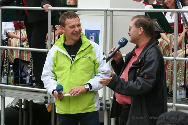 Roman Röll, Moderator vom Bayerischen Rundfunk, mit dem Burgauer Bürgermeister Konrad Barm