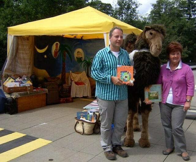 Die Lese- & Erzählkarawane folgte einer Einladung von Alfred Clouth in die CLOU Lackfabrik nach Offenbach Bieber. Neben Beratung zur "klassischen Weiterbildung" informierte Lecture_Offenbach speziell zu Stiftung Lesen zertifiziertem Vorlese-Engagement. Dabei lud die Lese- & Erzählkarawane ein, sich in das aufsuchende Engagement vor Ort mit einzuklinken. Hier: Mitarbeiterinnen und Mitarbeiter nutzen die Gelegenheit, sich über die Vorlese-Aktivitäten mit Lecture_Offenbach e.V. zu informieren.