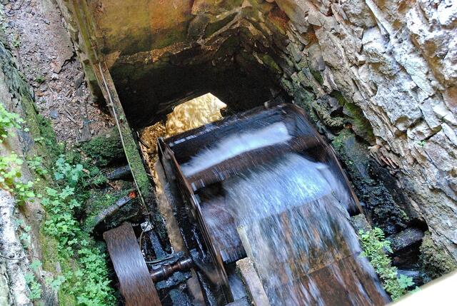 Das Wasser kommt von oben; das Rad setzt sich in Bewegung ...