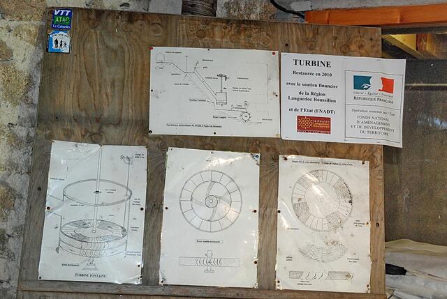 Dem Besucher wird die Technik der Turbine erklärt.