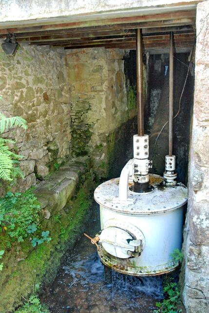 Seit 1920 sorgt eine Turbine dafür, dass genügend Wasser auf das Wasserrad kommt. Die Turbine hier läuft jetzt wieder nach einer Generalüberholung.