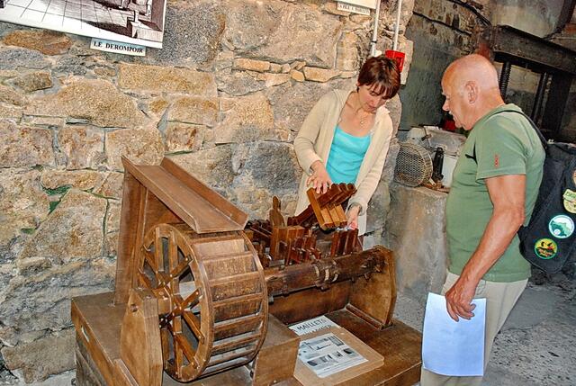 Die Museumsführerin beginnt mit der Papierherstellung beim Zerfasern der Rohstoffe ...
