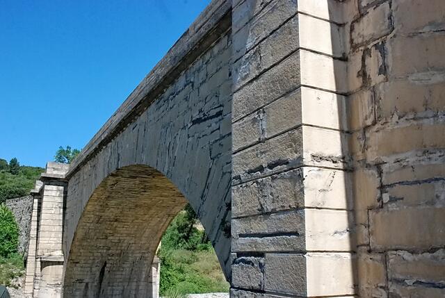 Die Pont Vieux - wir haben Lagrasse erreicht.