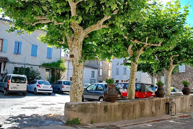 Unser Parkplatz auf dem Place d'Hozier mitten in Cenne-Monestiés; es sind nur noch wenige Meter durch eine winzige Gasse zum Haus.