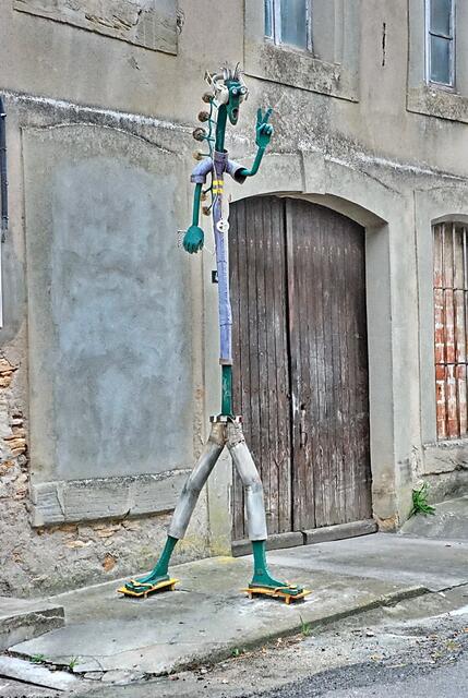 Le Jeune Le Jeune Dèchaîné - The Young Unchained - Skulptur von Simon Fabre an der Rue de Battilleuse