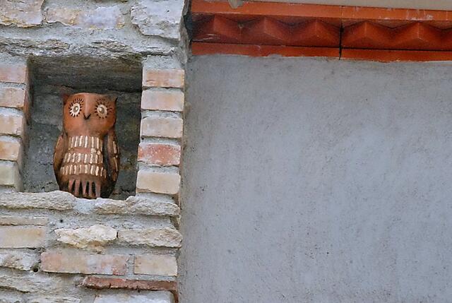 Le Hibou - Die Eule - Tonfigur von Claude Talier auf der Mauer der alten Spinnerei