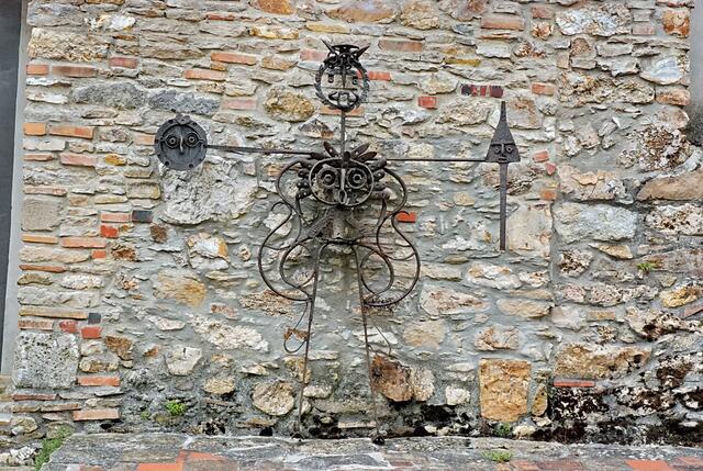Hier beginnt jetzt der Rundgang durch die Skulpturenwelt von Cenne-Monestiés: Le Quichotte, Skulptur von Claude Tarlier aus Schmiedeeisen. Tarlier ist Vorsitzender des l'Art en Cenne.