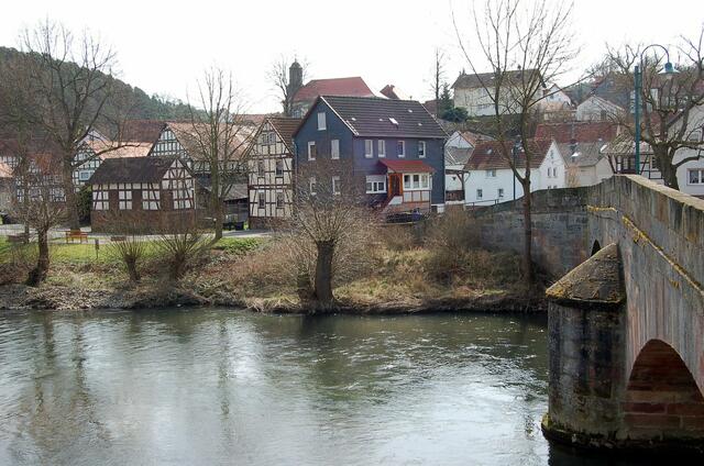 Die alte Sandsteinbrücke über die Lahn