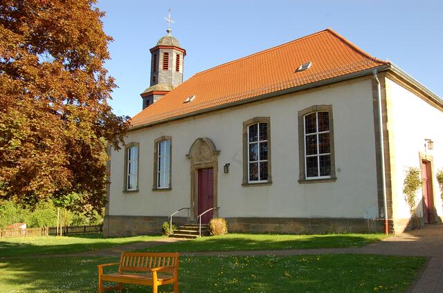 Ev. Kirche in Goßfelden mit großem Kirchhof, der zum Verweilen einlädt.