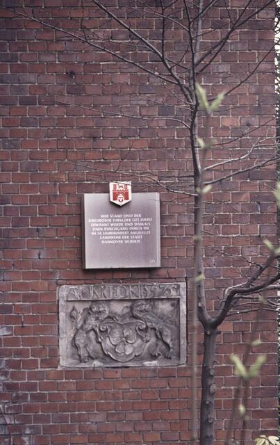 Vom Kirchröder Turm blieb nur ein Wappenstein.