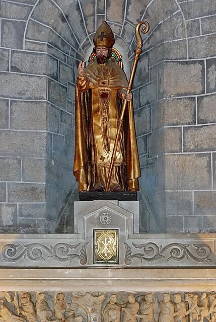 Statue des Bischofs Santurnin