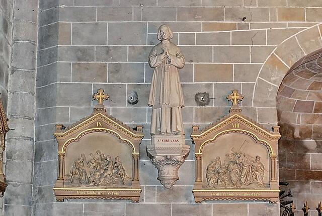 Die Reliefs zeigen Szenen aus dem Leben der Mönche.