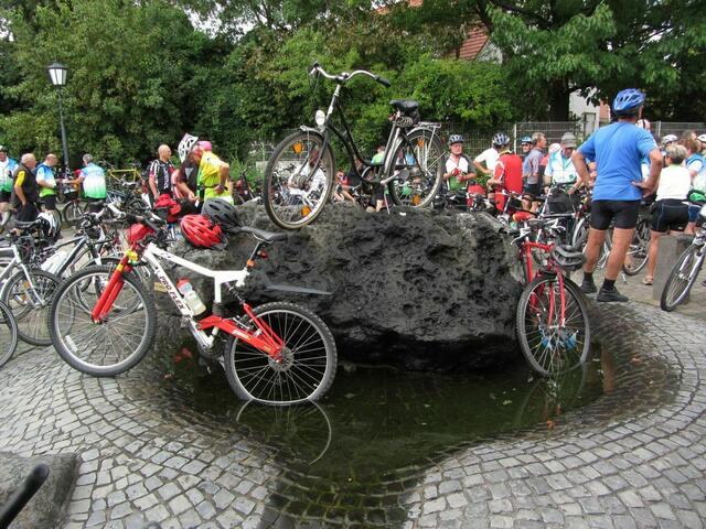 Fahrradparken im Brunnen