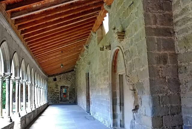 Nordgang des Kreuzganges mit 14 Arkaden; rechts ist das Portal zur Abteikirche.