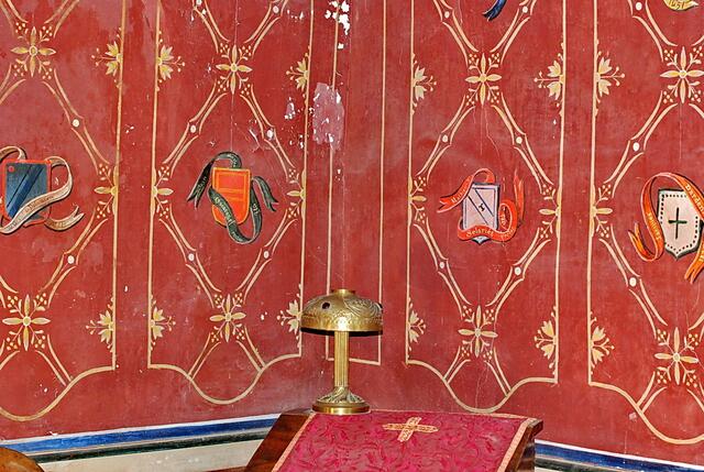 Die Wände im Wohnraum des Abts sind mit Gemälden des 19 Jh und den Wappen der 55 Äbte von Saint-Hilaire geschmückt.